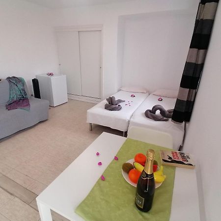 Small Studio, 50 M Front Of The Ocean & Free Wifi Playa Feñabe Kültér fotó